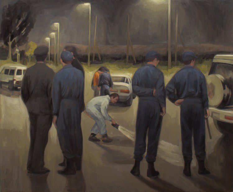 Un grupo de personas de pie en la calle

Descripción generada automáticamente con confianza media