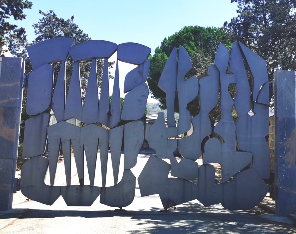 Imagen que contiene exterior, grupo, montón, fila

Descripción generada automáticamente