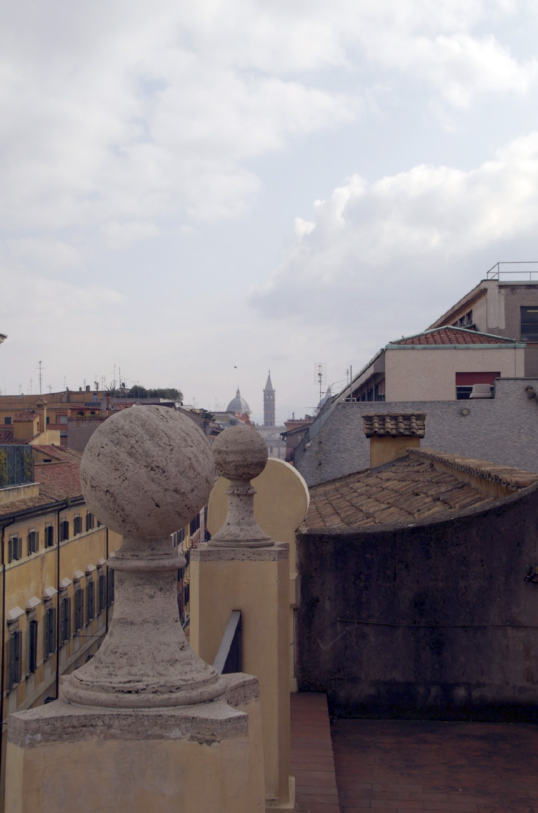 Imagen que contiene exterior, edificio, pequeño, calle

Descripción generada automáticamente