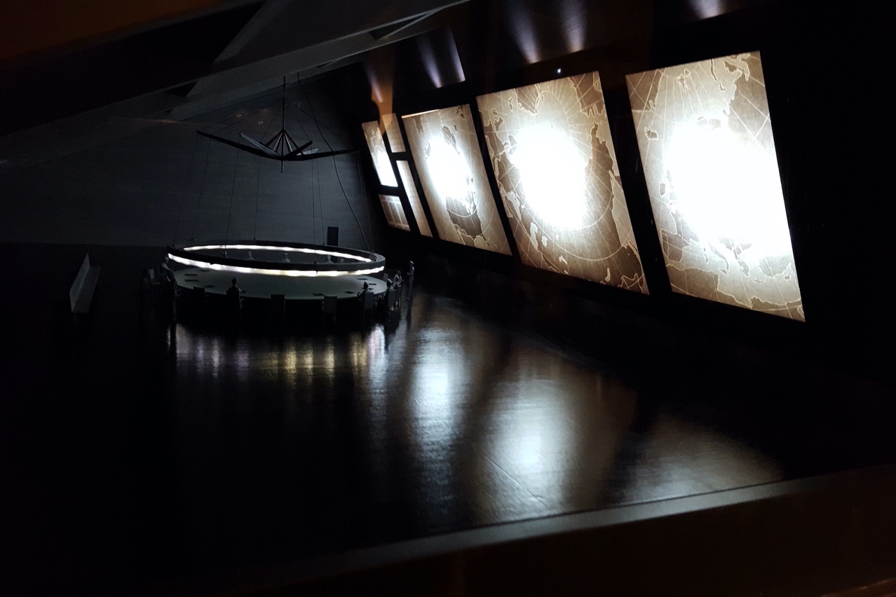 Mesa de madera
Descripción generada automáticamente con confianza baja