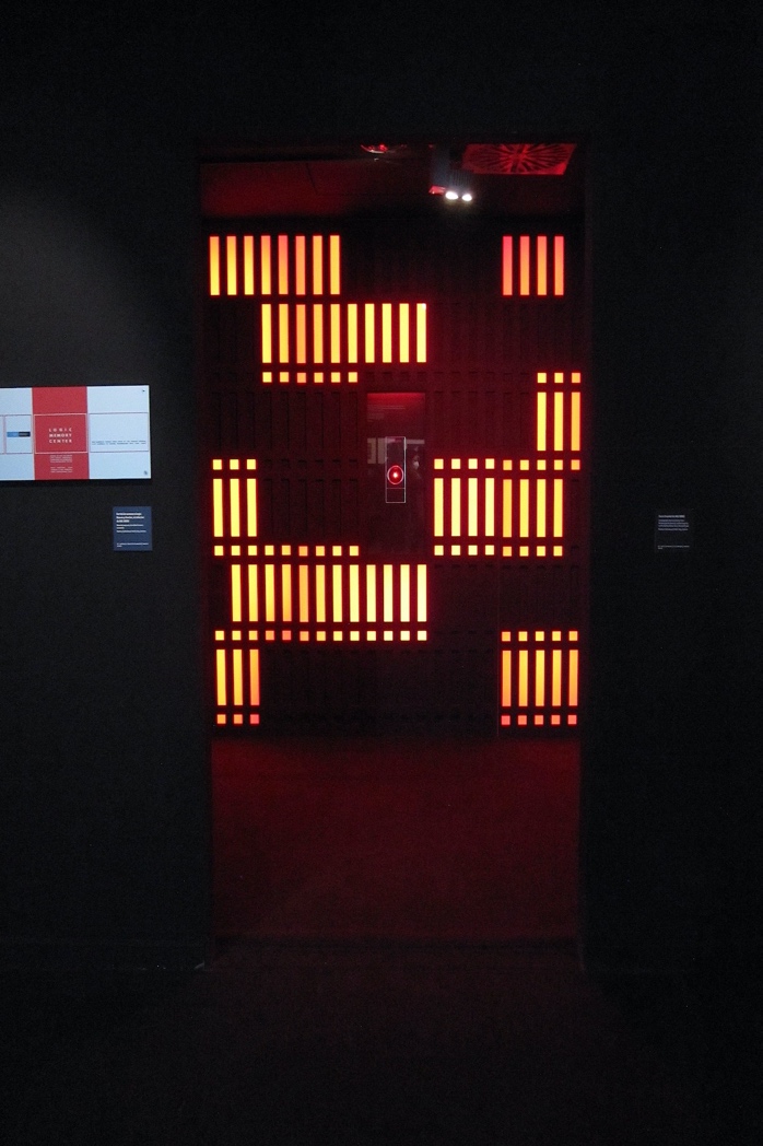 Imagen que contiene oscuro, hombre, grande, banca

Descripción generada automáticamente