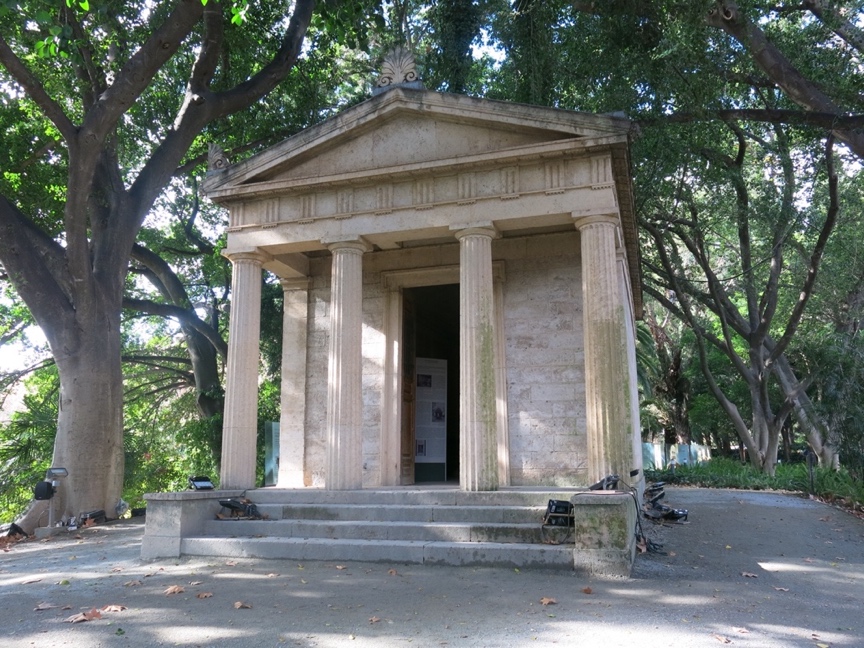 Edificio en medio de la calle
Descripción generada automáticamente con confianza baja