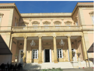 Un dibujo de un edificio
Descripción generada automáticamente con confianza media