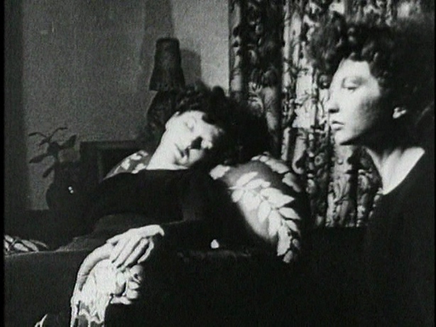 Foto en blanco y negro de dos personas

Descripción generada automáticamente con confianza media