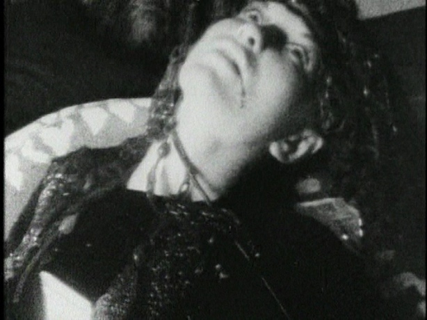 Imagen en blanco y negro de una persona con la boca abierta

Descripción generada automáticamente con confianza baja