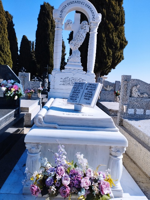 Estatua de una persona
Descripción generada automáticamente con confianza baja