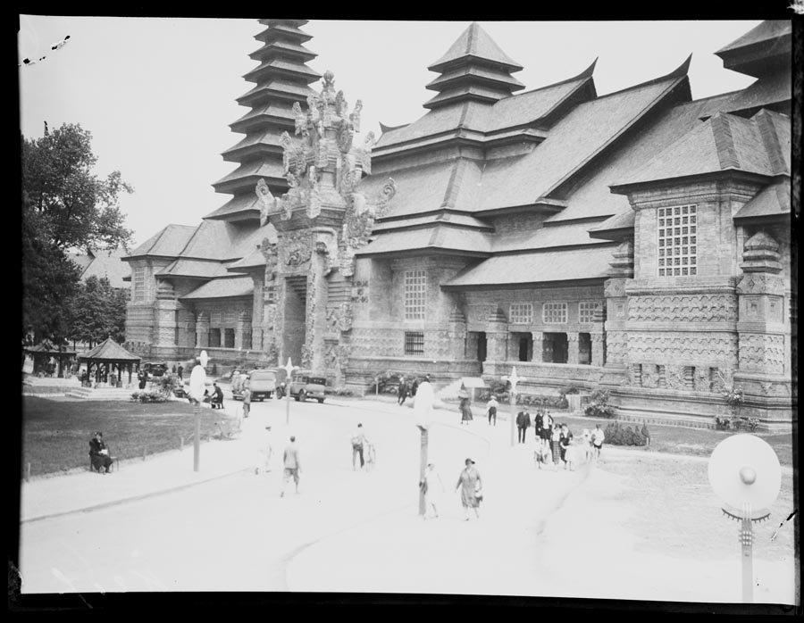 Foto en blanco y negro de un edificio
Descripción generada automáticamente