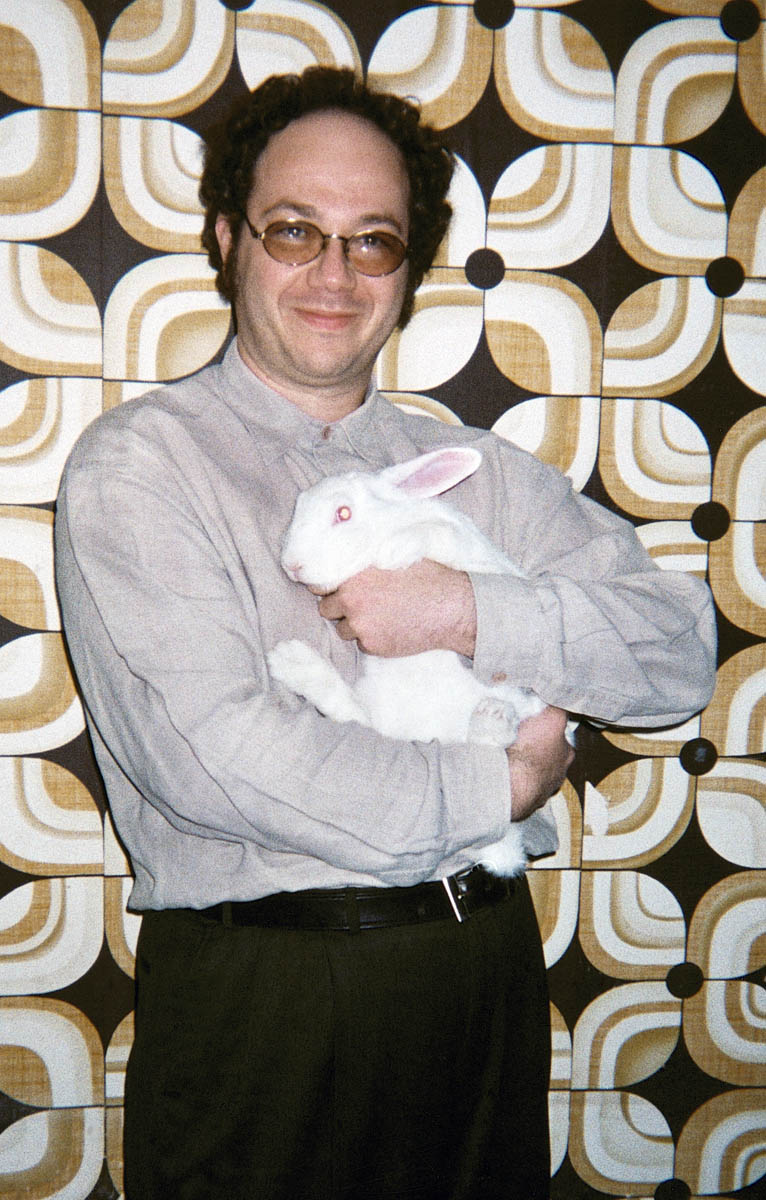 Una persona con un oso de peluche

Descripción generada automáticamente con confianza baja