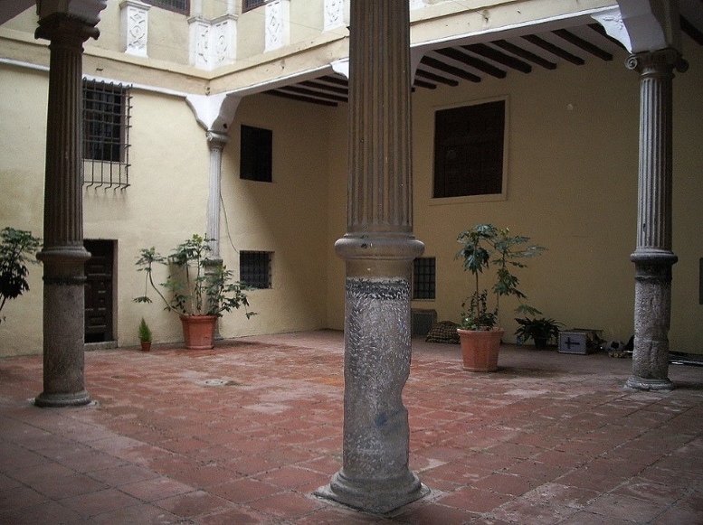 Hidrante al lado de un edificio
Descripción generada automáticamente con confianza media