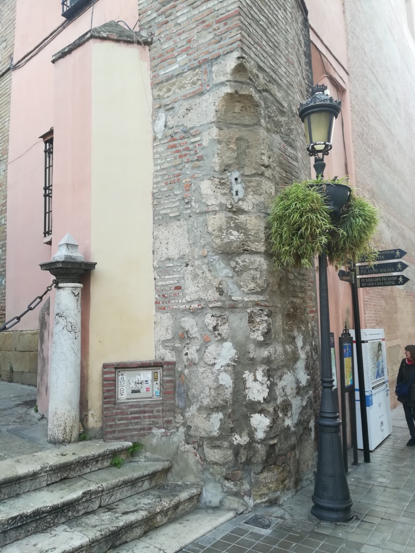 Un edificio de piedra

El contenido generado por IA puede ser incorrecto.