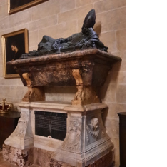 Imagen que contiene interior, edificio, chimenea, café

Descripción generada automáticamente