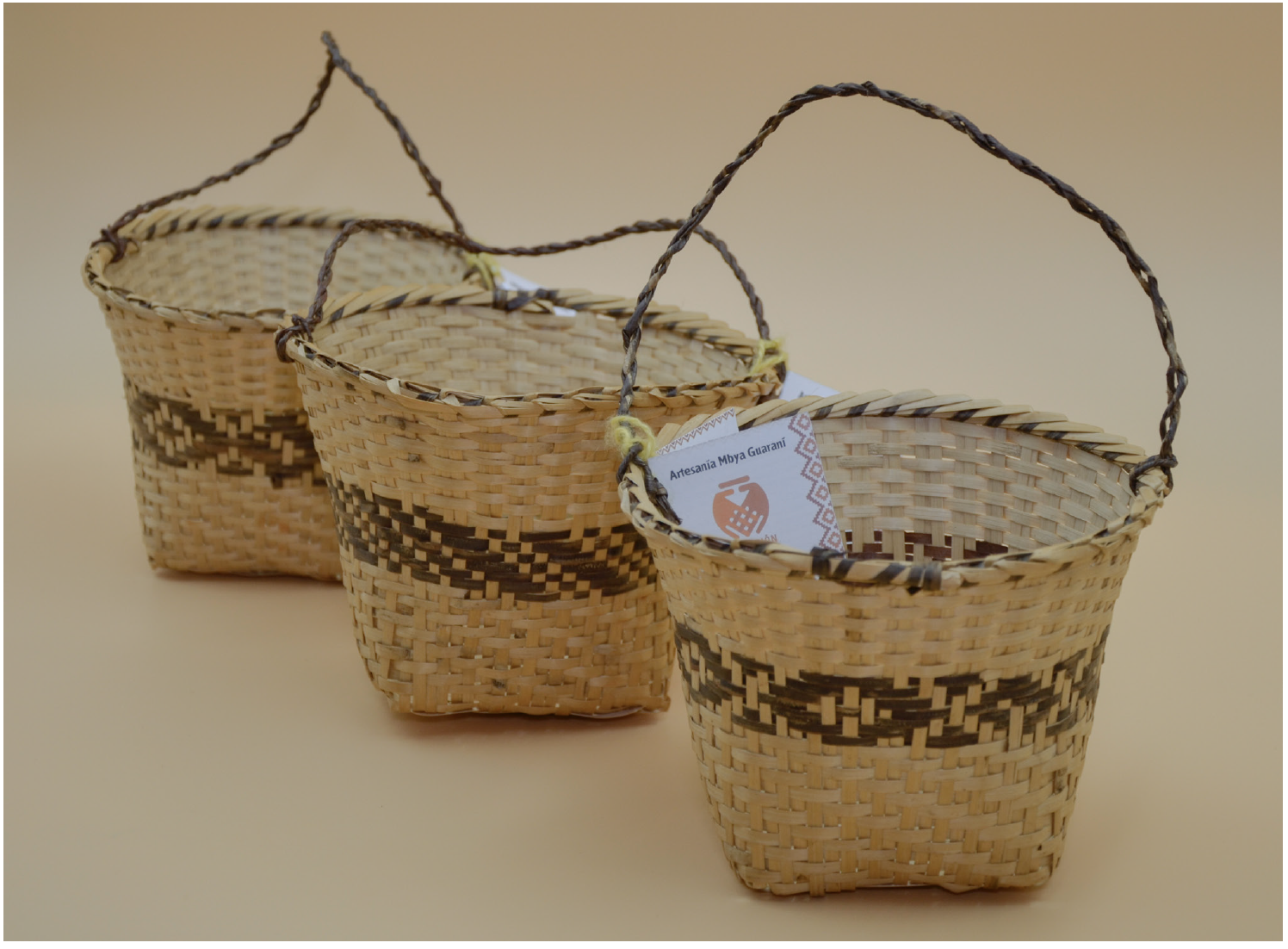 ECanastitos chicos tejidos con tacuarembó y detalles de guardas y tiras de guembepy. (Artesana: Clementina González, de la comunidad Iraka Miri, en Concepción de la Sierra).