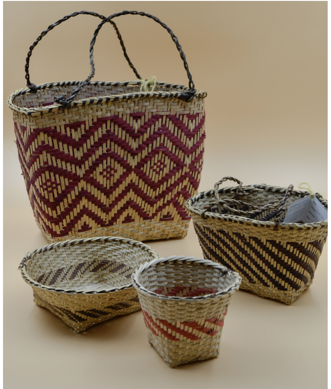 Canastos y bolsos con mangos de guembepy tejido con tacuarembó, conocida como fibra de la tacuara, que crece en las cercanías de los arroyos de la provincia. Las guardas marrones y oscuras se realizan con la raíz del güembé, conocida como guembepy. Sus colores se obtienen con diversos tintes naturales y artificiales. (Artesana: Elena Villalba, de la comunidad aborigen Yacutinga, en Gobernador Roca).