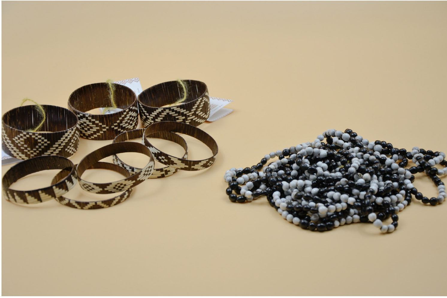 Las pulseras anchas y finas están realizadas con tacuara ñandeta y tejidas con fibras de guembepy y krisiuma, una tacuara fina que permite
tejer productos chicos. Los collares están realizados con una semilla conocida como capí i’a o lágrimas de María, que crece en la
zona norte de la provincia. Estas semillas pueden ser blancas o negras. (Artesanas: Juanita González y Laura Cabaña, comunidad Yvitu
Pora, en la Ruta 7, límite entre Ruiz de Montoya y Aristóbulo del Valle).