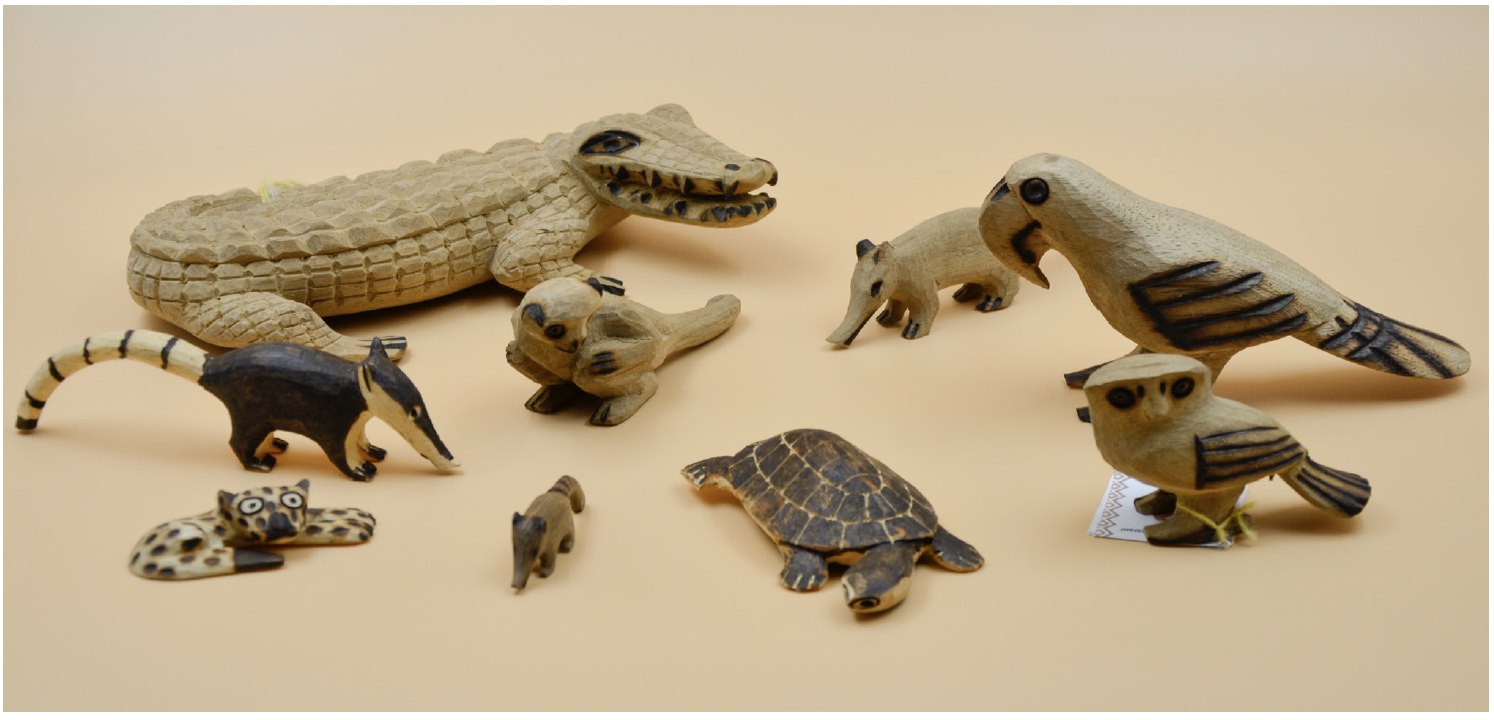 Animales autóctonos de la selva misionera: yacaré, mono, coatí, loro, yaguareté, coatí chiquito, tortuga y lechuza. Los contornos se
queman con técnicas de hierro al fuego para conseguir los detalles. Están tallados en una madera dura llamada cerne de loro negro,
menos el yaguareté acostado, el coatí de quema completa y la tortuga, que son de una madera blanda llamada curupí caí. (Artesano:
Aureliano Duarte, de la comunidad Kaaguy Poty, en Valle del Arroyo Cuñá Pirú, en las cercanías de Aristóbulo del Valle).