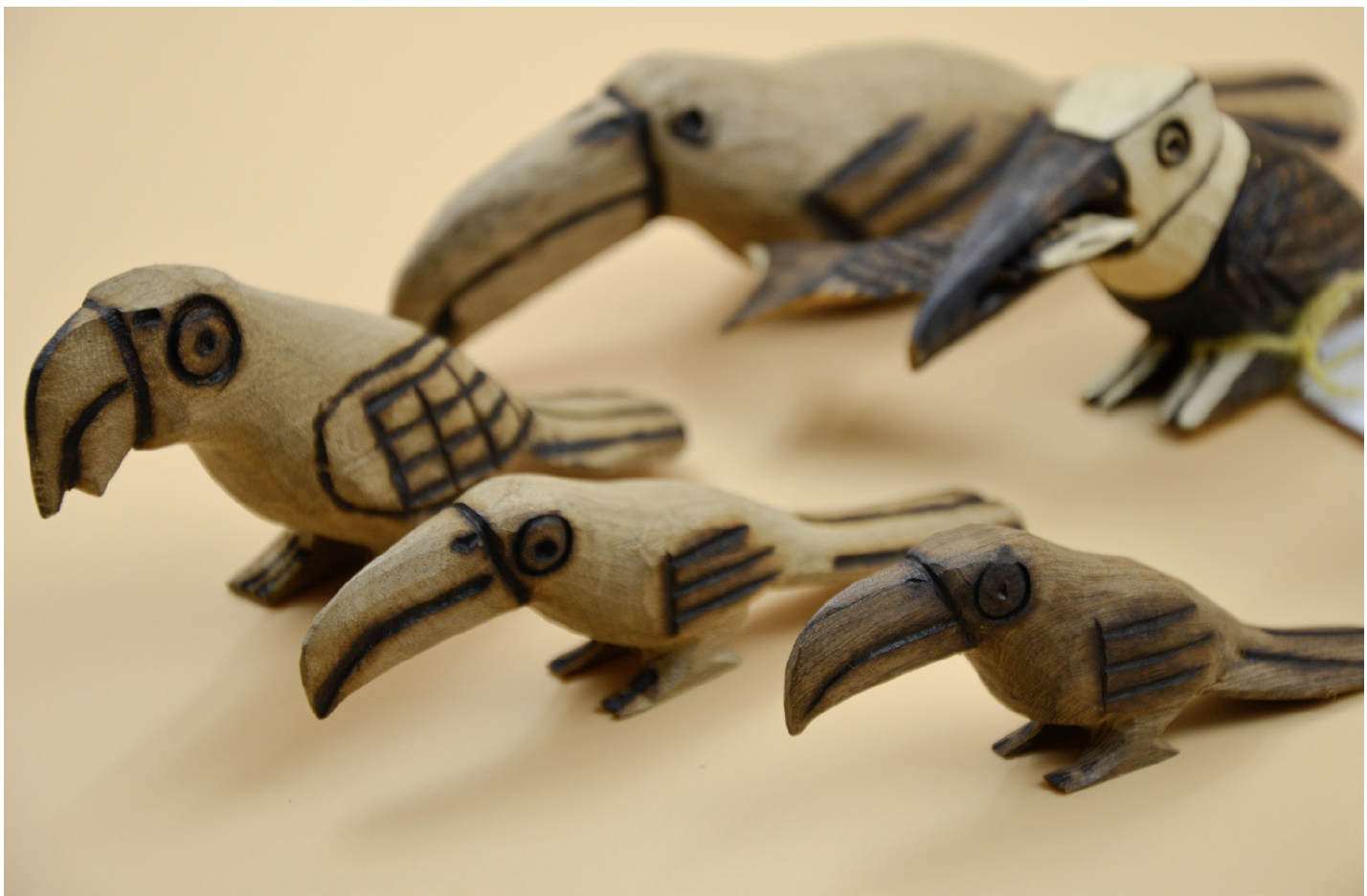 Tres tucanes y un loro realizados
en madera dura cerne de loro
negro, del monte misionero, y un
ave denominado martín pescador,
que caza en los arroyos de la
zona, realizado en madera blanda
curupí caí. (Artesano: Nercy
Duarte, de la comunidad Kaaguy
Poty, en Valle del Arroyo Cuñá
Pirú, en las cercanías de Aristóbulo
del Valle).