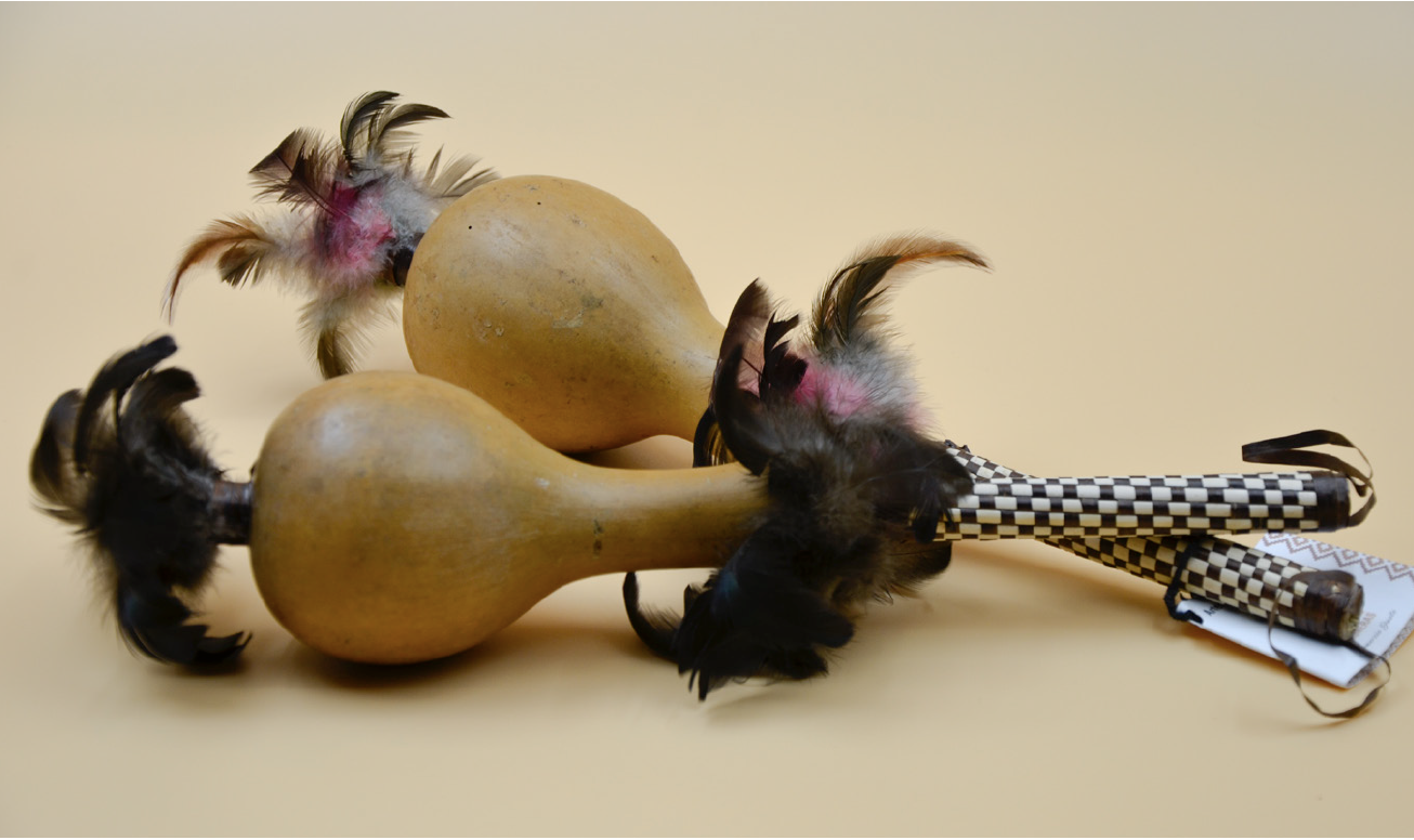 Instrumento natural realizado con tacuará
tejida con tacuarembó y guembepy, sobre
base de calabaza (porongo) con semillas
de capí i’a dentro y plumas de aves de la
zona. Estos instrumentos se utilizan en las
celebraciones o reuniones que mantienen
las comunidades alrededor del opy (casa
espiritual). (Artesano: Santos Olivera, de la
comunidad Santa Ana Poty, en Santa Ana).