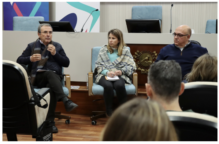 Mesa redonda 1. Ángel Blanco, Lucía Páramo y Alfredo de Pablos. Moderada por Carolina Moreno Castro. (Foto: Raúl Orellana).