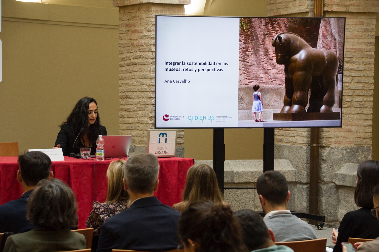 Un grupo de personas en un salón de clases

El contenido generado por IA puede ser incorrecto.