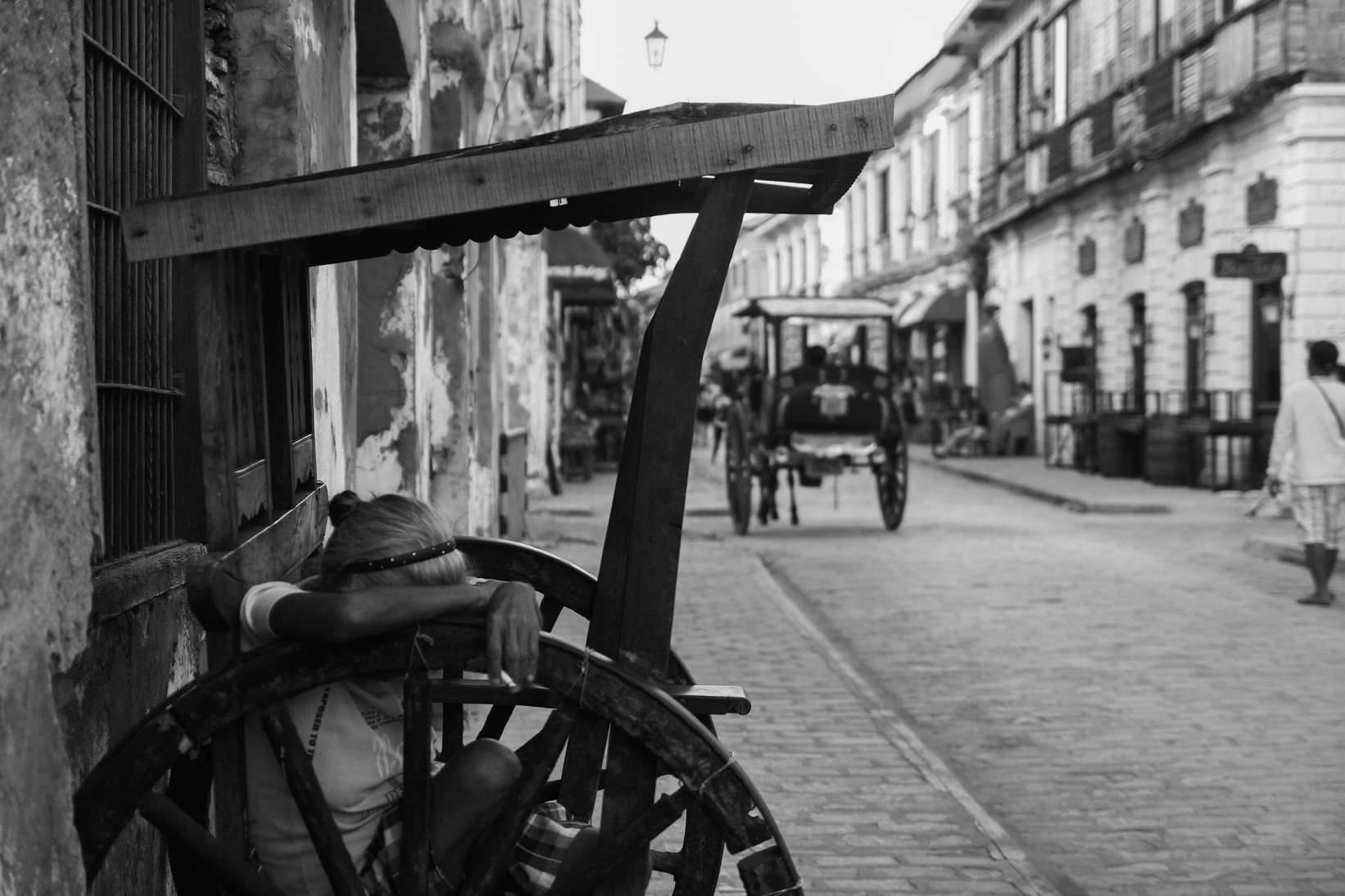 Imagen en blanco y negro de una banca de madera en la calle
El contenido generado por IA puede ser incorrecto.