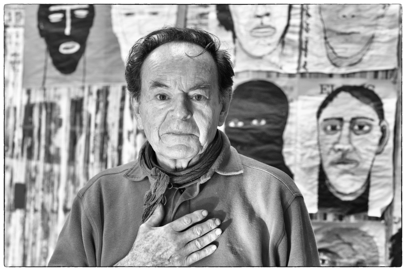 Foto en blanco y negro de un hombre con barba y bigote

El contenido generado por IA puede ser incorrecto.