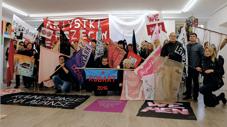 Obraz zawierający tekst, wewnątrz, sufitOpis wygenerowany automatycznie